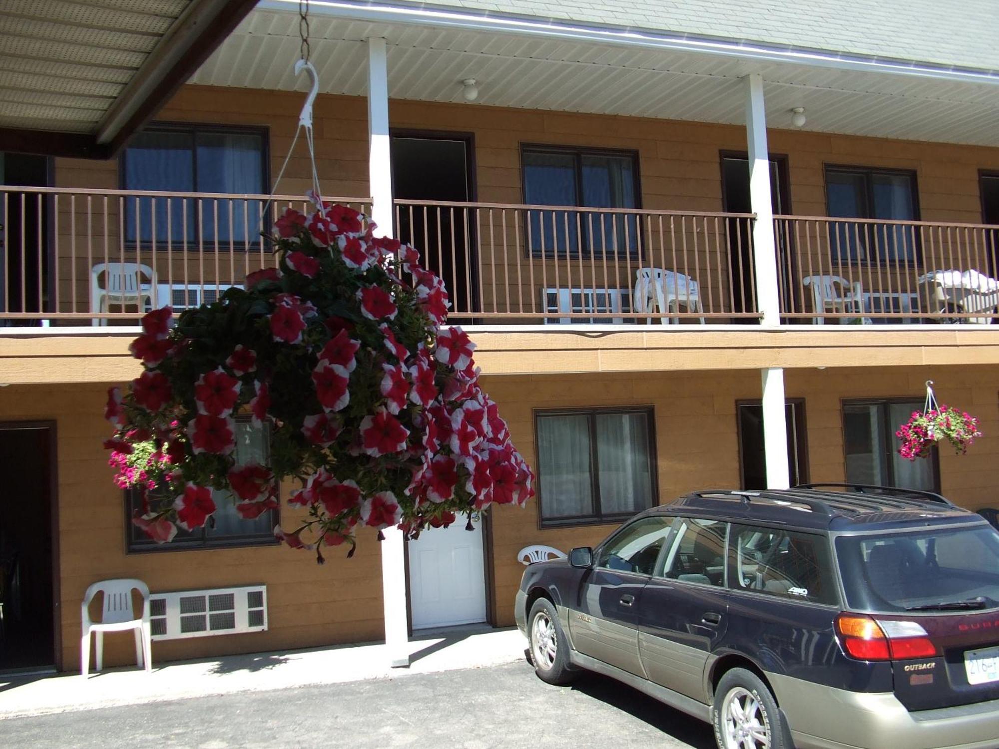 Mary'S Motel Golden Εξωτερικό φωτογραφία
